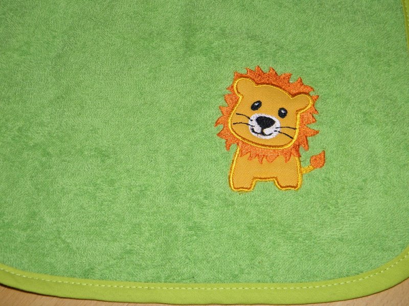  - Riesen-Schlupflätzchen mit Löwe und Name, Lätzchen bestickt, baby shower, Latz, personalisiert von Dieda