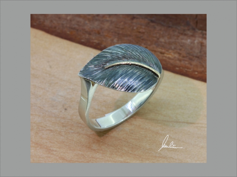  - Ring Handarbeit in Silber strukturiert mit goldener Blattnarbe