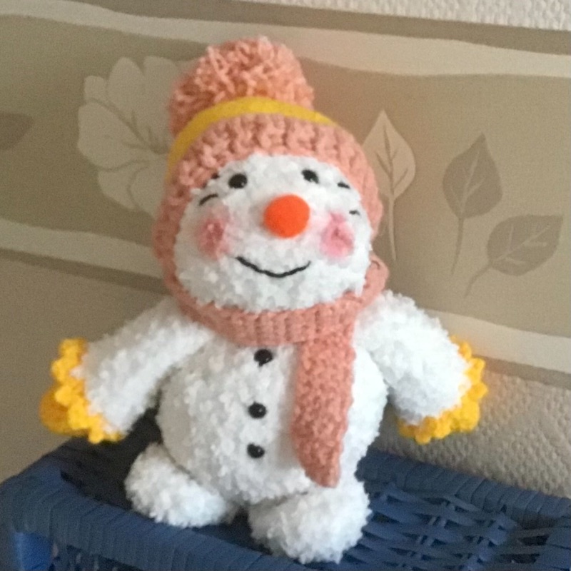  -  niedlicher gehäkelter Schneemann mit Mütze und Schal