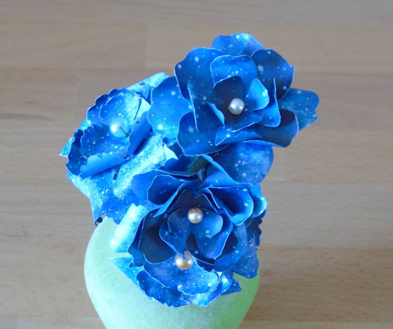  - blaue Blütenstaude in Design des Sternenhimmels // Papierblumen // Dekoration // Papierblüten // Blumenstrauß