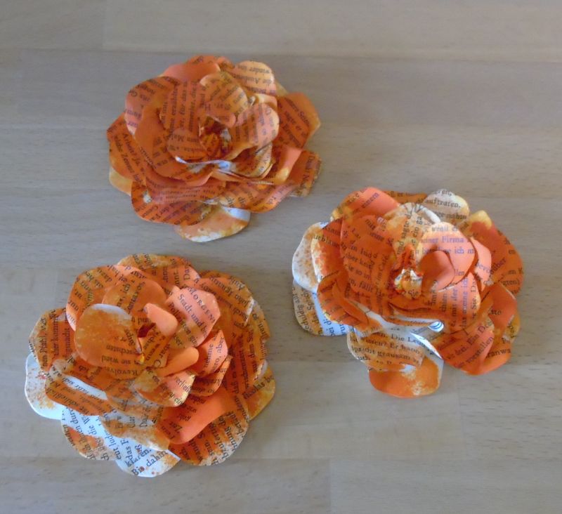  - Papierblumen – Set mit 3 Papierblüten aus alten Buchseiten in einem dunklen Orange // Tischdeko // Buchdeko // Dekoration