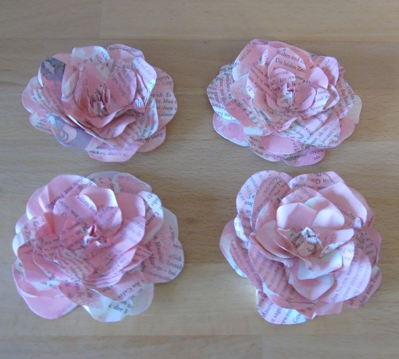  - Papierblumen – Set mit 4 rosa Papierblüten aus alten Buchseiten // Blumendeko // Buchdeko // Dekoration