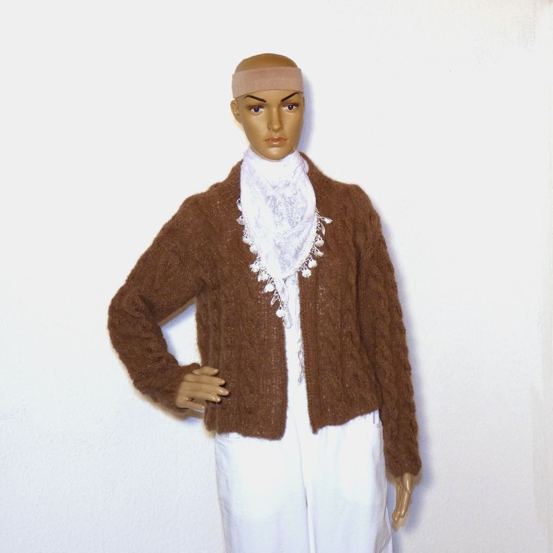  - Eine elegante Damen-Jacke mit Zopfmuster in der Farbe Nougat.