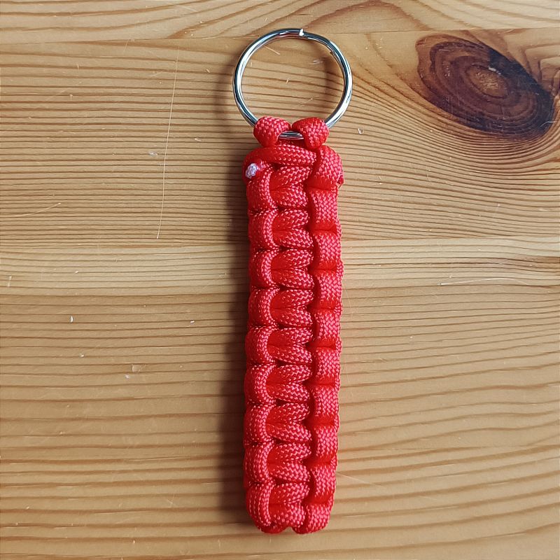  - Schlüsselanhänger, 8cm lang, aus Paracord Bändern, rot