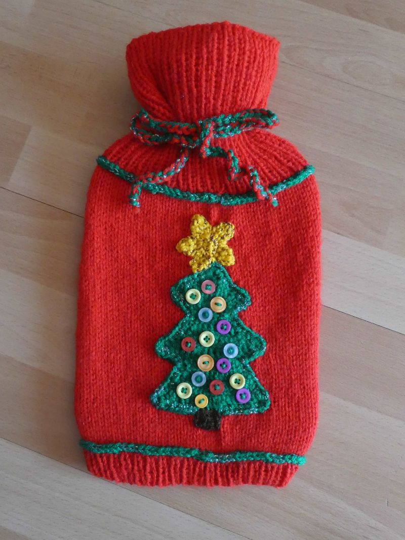  - Gestrickter Wärmflaschenbezug - Motiv Weihnachtsbaum- inkl. Wärmflasche