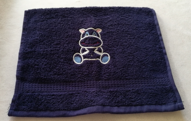  -   kuschelweiches Handtuch  bestickt mit kleinen Tieren, Blickfang für jedes Bad, reine Baumwolle,blau mit einem kleinen Nilpferd