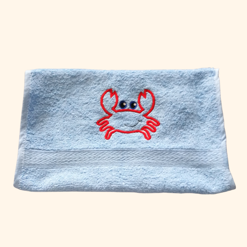  -   kuschelweiches Handtuch  bestickt mit kleinen Tieren, Blickfang für jedes Bad, reine Baumwolle,hellblau mit einem Krebs