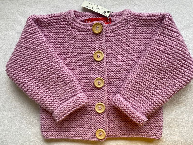  - Gr.74/80 Babystrickjacke für kleine Mädchen in rosa aus 100% Merinowolle kraus rechts handgestrickt
