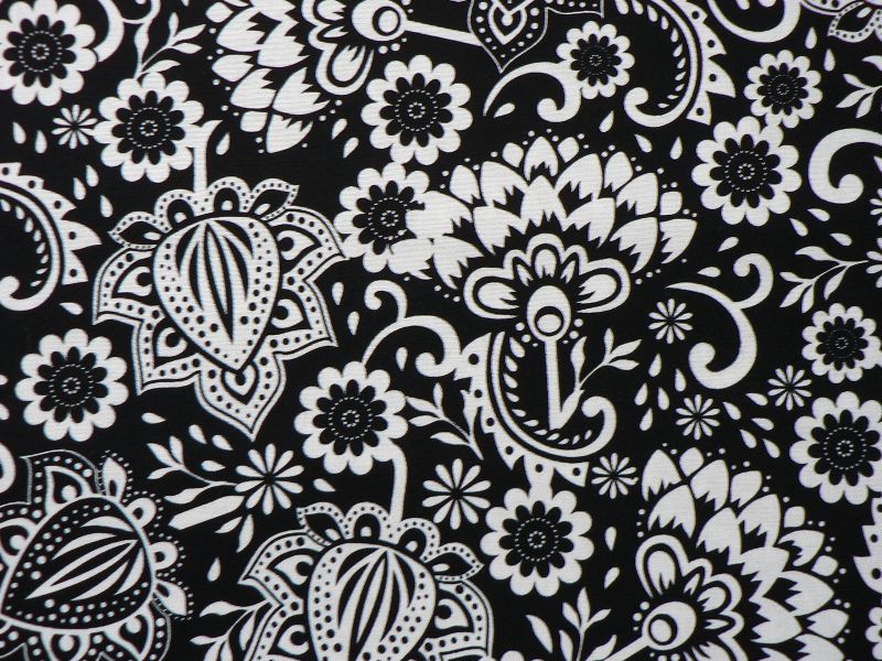  - Baumwoll-/Patchworkstoff stilisierte Blumen auf schwarzem Grund