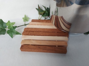 Kleiner Holz-Topfuntersetzer, in Handarbeit hergestellt praktisch und formschön aus drei versch. Holzarten