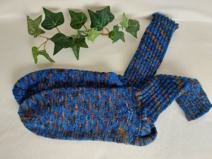 handgestrickte warme Socken in Gr. 42/43, blau/braun/aubergine kaufen    