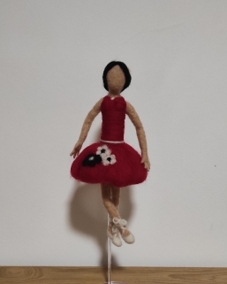 Nadel gefilzte Ballerina im roten Kleid