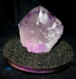 beleuchtete Amethystkristalle