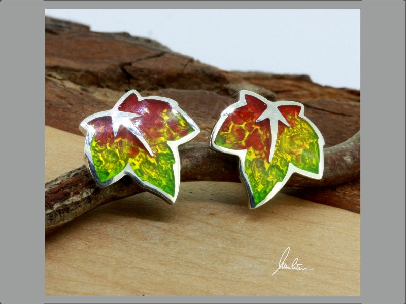 Ohrringe kleines buntes Blatt , Herbstblatt, in Handarbeit hergestellt mit strukturiertem Silber ein bunter Blätterwirbel 