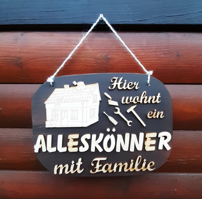 Türschild aus Holz in Braun ☆ Hier wohnt ein Alleskönner mit Familie ☆  Türschild, Wanddeko, Haustürschild schenken