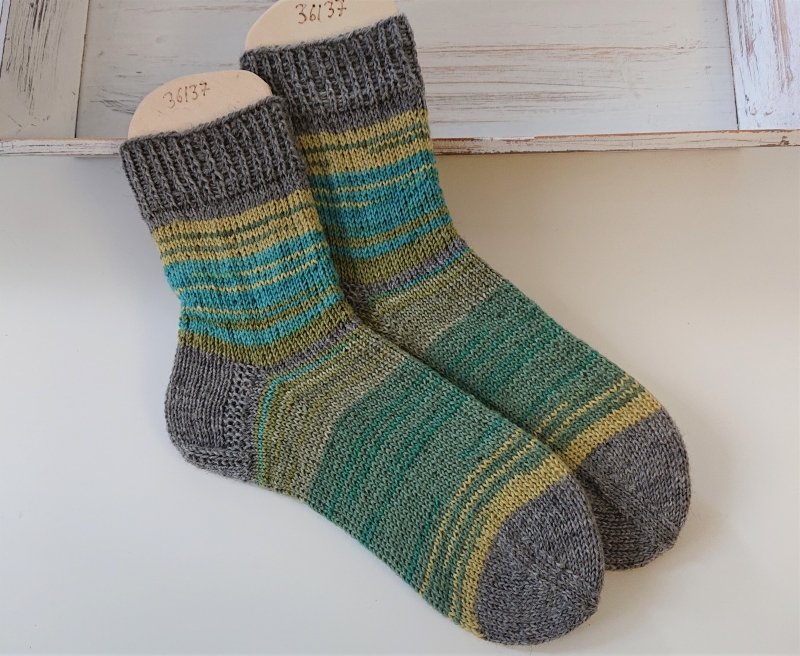 Gestrickte Socken in grün Tönen und grau , Stricksocken, Kuschelsocken, Gr.  36/37 , handgestrickt von la piccola Antonella