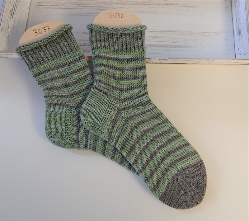  - Gestrickte  Socken mit Ringeln in grün und grau , Stricksocken, Kuschelsocken, Gr. 36/37 , handgestrickt von la piccola Antonella