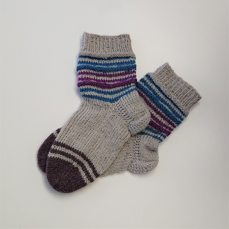 Gestrickte Socken für Kinder in grau blau beere braun, Stricksocken,  Kuschelsocken, Gr. 26/27, handgestrickt von la piccola Antonella