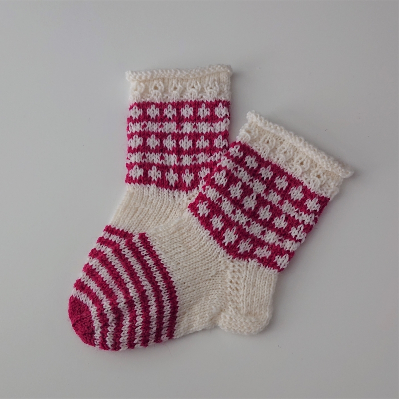  - Gestrickte Socken für Kinder in weiß beere, Stricksocken, Kuschelsocken, Gr. 22/23, handgestrickt von la piccola Antonella
