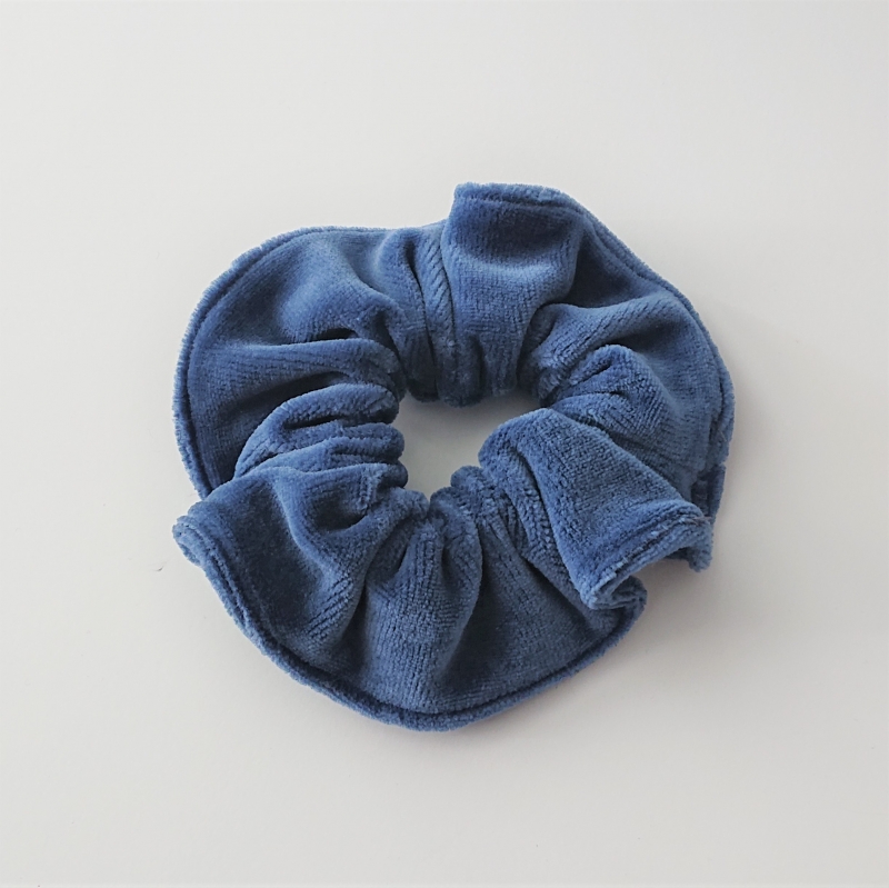  - Scrunchy in blau , Haargummi aus Baumwollsamt , für Zopf und Dutt Frisuren, tragbar auch als Armband , Handmade by la piccola Antonella
