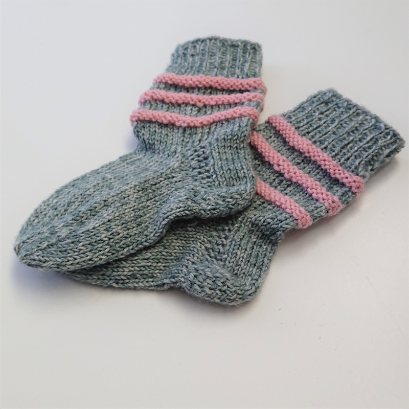 Gestrickte Socken für Kinder in grau rosa, Stricksocken gestreift,  Kuschelsocken, Gr. 18/19, handgestrickt von la piccola Antonella