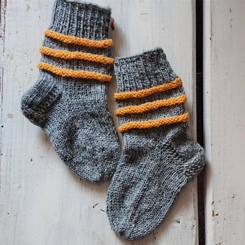  - Gestrickte Socken für Kinder in grau gelb, Stricksocken gestreift, Kuschelsocken, Gr. 18/19, handgestrickt von la piccola Antonella