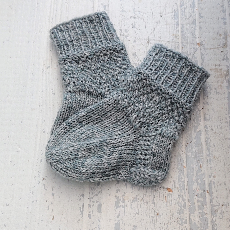 Gestrickte Socken für Babys in grau, Babysocken, Stricksocken,  Kuschelsocken, ca. 0 - 3 Monate, handgestrickt von la piccola Antonella