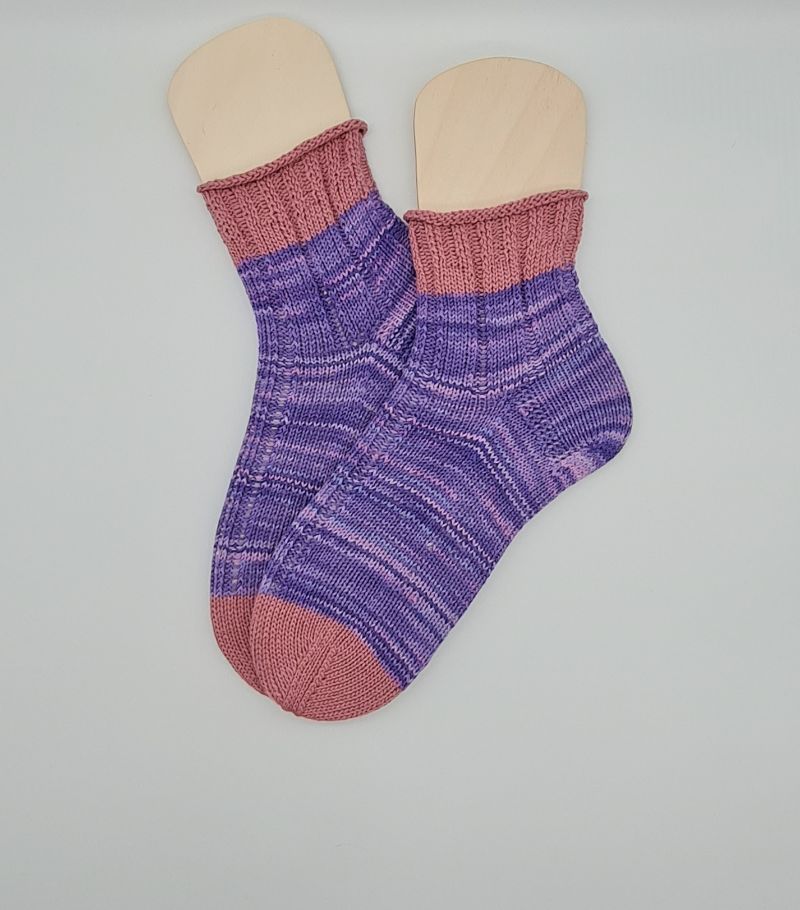  - Gestrickte Socken aus Baumwolle in lila rosa, Gr. 41/42, Kuschelsocken, handgestrickt von la piccola Antonella 