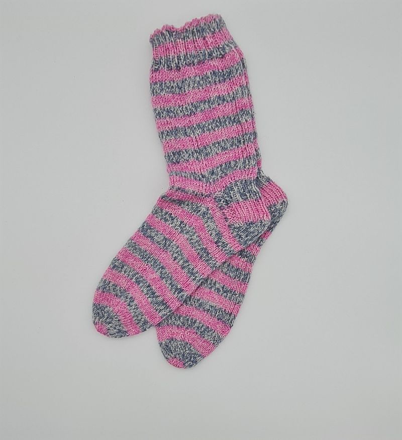  - Gestrickte Socken, gestreift in grau rosa, Gr. 38/39, Stricksocken, Kuschelsocken, handgestrickt, la piccola Antonella 