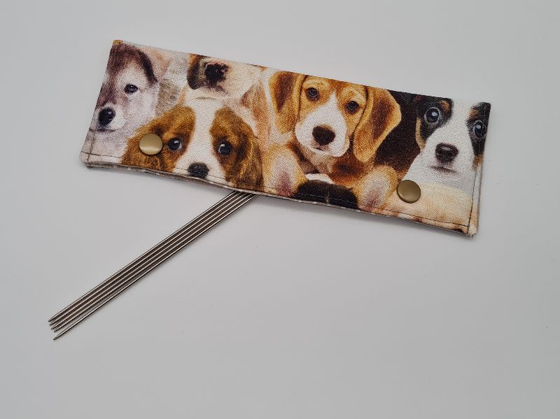  - Stricknadelgarage , Stricknadeltasche Hunde, Aufbewahrung für Nadelspiel 20 cm, handmade la piccola Antonella 