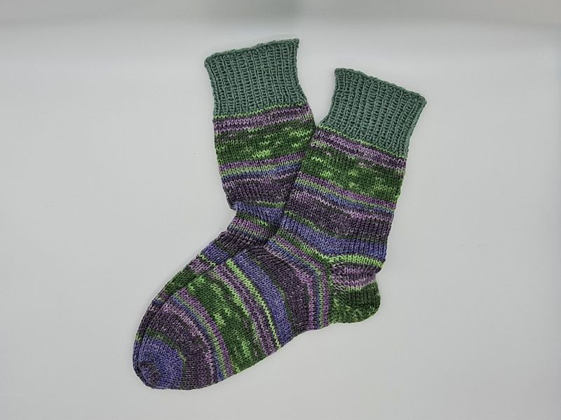  - Gestrickte dickere Socken in grün lila, Gr. 40/41, Stricksocken, Kuschelsocken aus 6 fach Sockenwolle, handgestrickt von  la piccola Antonella  