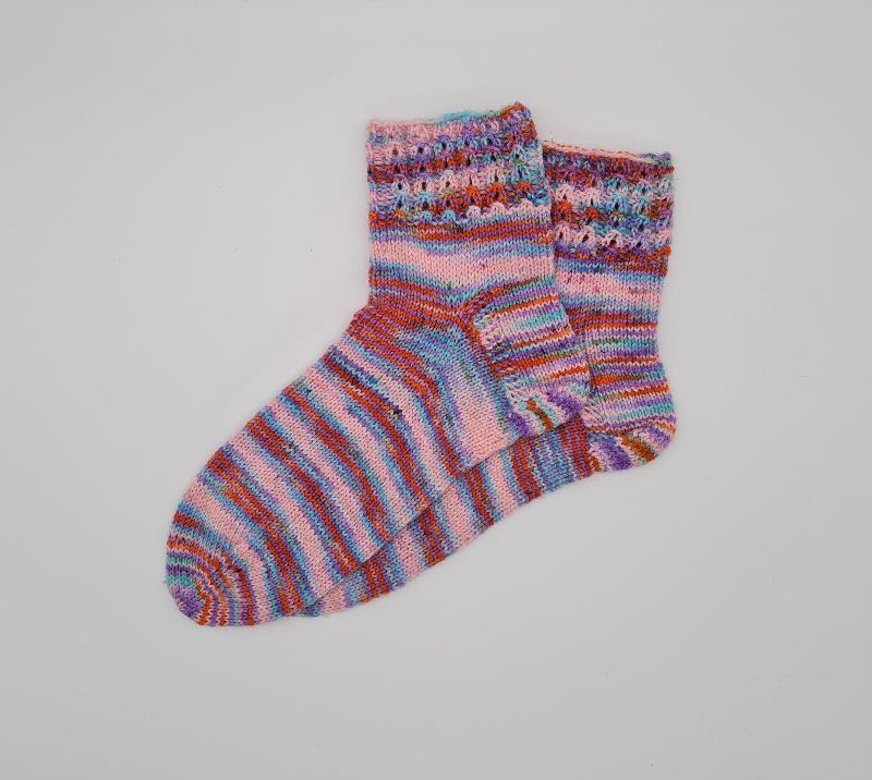  - Gestrickte bunte Socken, hand-dyed, Gr. 40/41, Stricksocken, Kuschelsocken, handgestrickt von  la piccola Antonella  