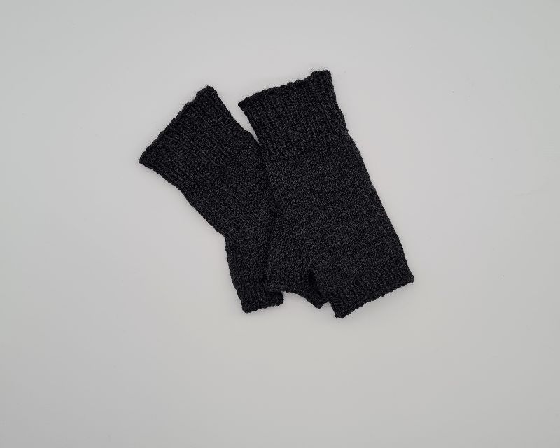 Gestrickte Arm Stulpen mit Daumen in dunkel grau, Fingerlose Handschuhe,  Pulswärmer, Gr. M, handgestrickt von la piccola Antonella