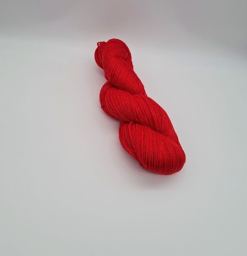 Plastikfreie Sockenwolle in feuerrot aus Wolle und Ramie, 100 g Strang