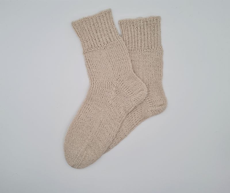  - Gestrickte Socken in ecru aus Wolle und Ramie,Gr. 40/41,handgestrickt von la piccola Antonella aus Plastikfreier Sockenwolle