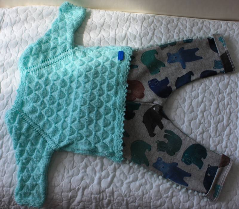  - Baby-Set- Handgestrickter Pullover, mintfarbig + Handgenähte Jerseyhose mit farbigen Bären  in Größe: 50-56 cm