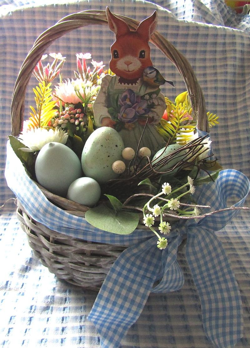 Osterkörbchen,Henkelkörbchen mit Blüten und Eiern