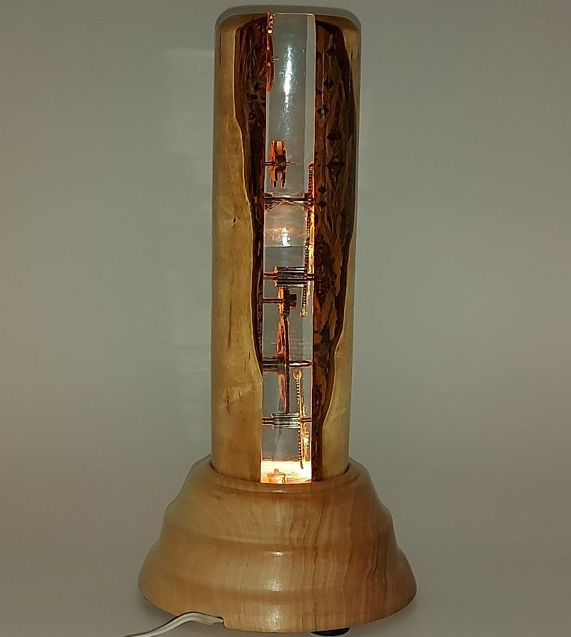 LED Stehlampe aus Haselnuss auf Birken Sockel (Zeit-Baum)