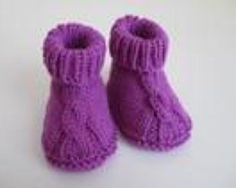  - lila Babyschuhe 0-3 Monate mit Zopfmuster aus Wolle gestrickt kaufen