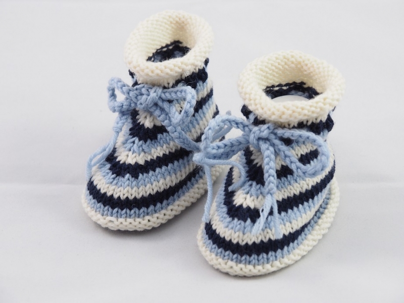 blau gestreifte Babyschuhe aus Wolle 3-6 Monate gestrickt