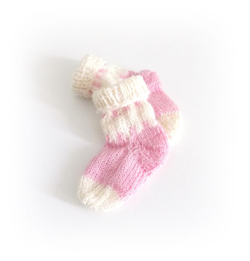 Babysocken rosa-weiß, Baby Socken gestrickt, Söckchen Mädchen