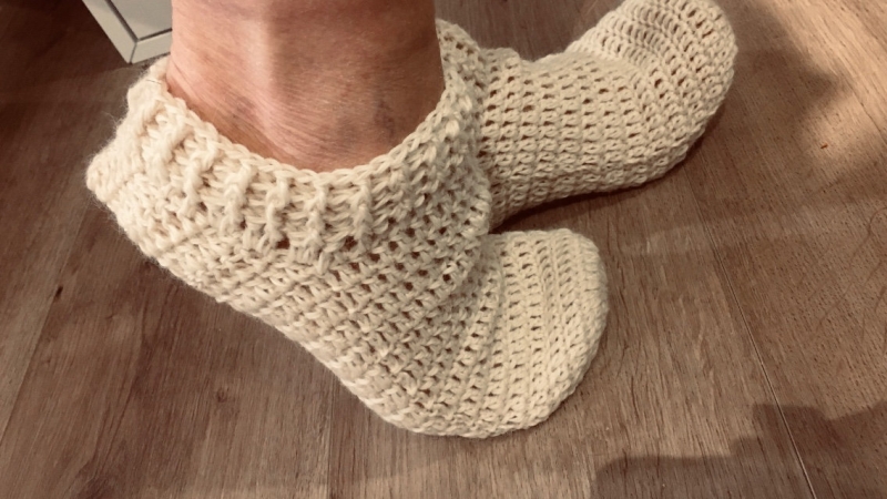 Bett - Socken, Fußwärmer aus Lanolin-Lamm-Wolle gehäkelt Gr. 40/41