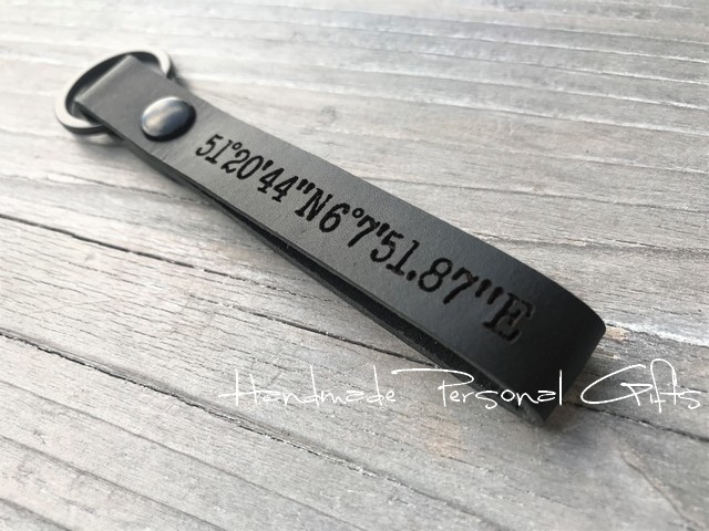  - Schlüsselanhänger aus Leder, Vollständig anpassbar mit Koordinaten, Namen oder kleinen Text, Leder Schlüsselanhänger