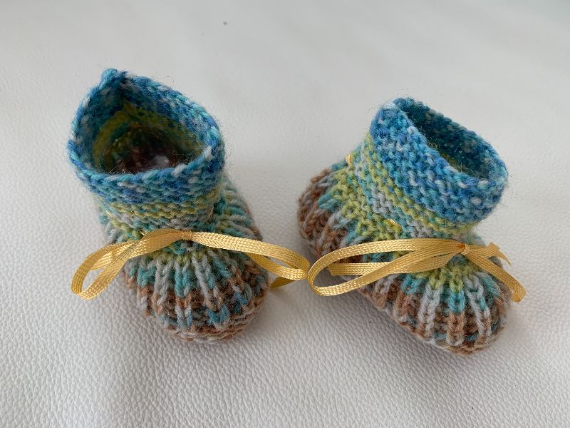 süße Babyschuhe aus Sockenwolle Fußlänge 8 cm für Neugeborene
