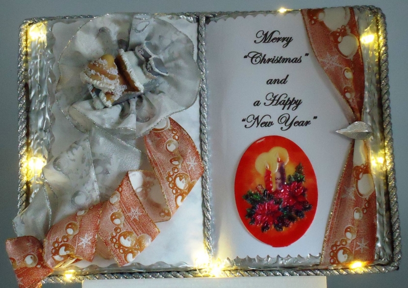  - Stimmungsvolles handgefertigtes Weihnachts-Dekobuch mit Beleuchtung und Holz-Buchständer