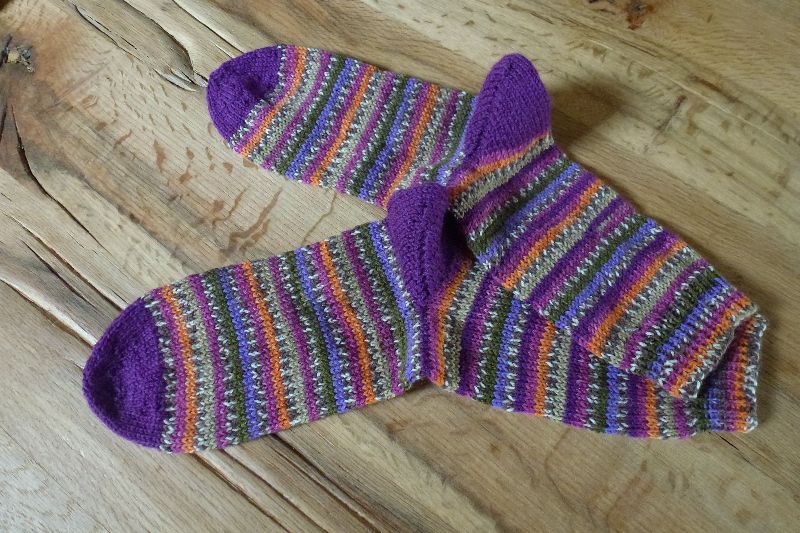 Schöne kuschelige Socken in der Größe 36/37 mehrfarbig gemusterte Streifen,  handgestrickt mit 4-fädiger Sockenwolle