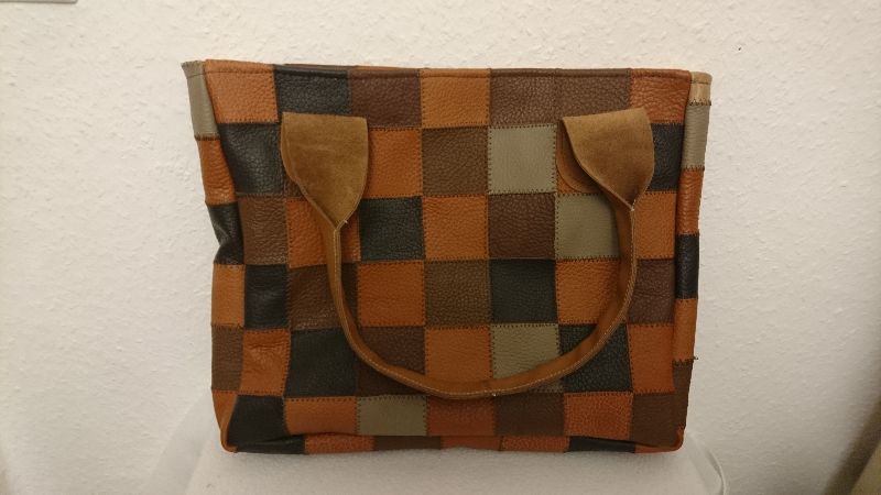 schöne Tasche mit brauen Quadraten aus Leder, Patchwork Style