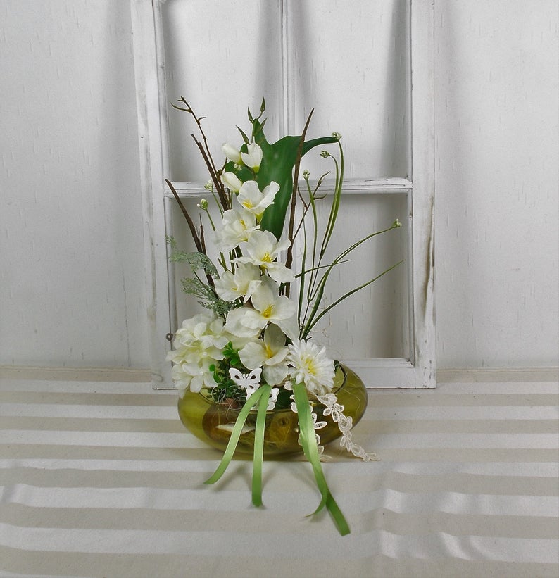Tischgesteck mit weißen Blumen in grüner Glasschale, ganzjährige Deko,  Gesteck