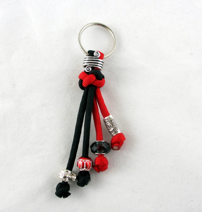 Schlüsselanhänger aus Paracord Anhänger für Schlüssel mit Schlüsselring  Taschenbaumler Taschenanhänger rot schwarz für Frauen für Mädchen Anhänger  für Autoschlüssel