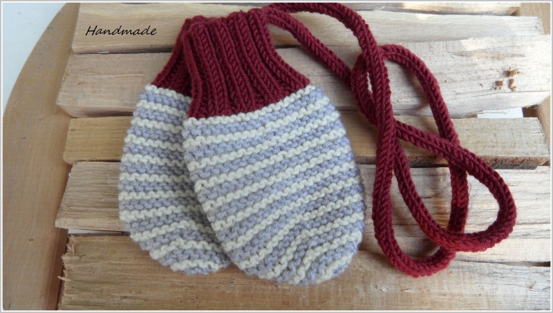 Handgestrickte Babyhandschuhe mit Kordel aus 100% Wolle (Merino)